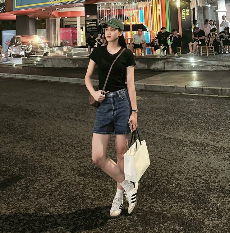 Nguyễn Thị Phương khoe dáng tại Thượng Hải