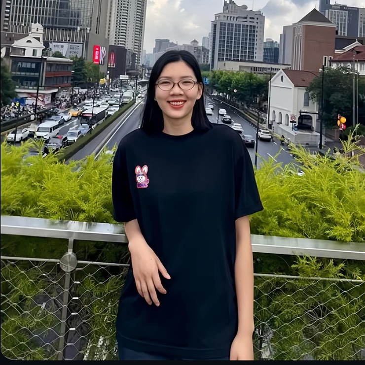 Phụ công Bích Thủy cũng tranh thủ chụp ảnh tại Trung Quốc