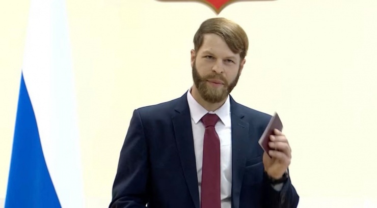 Daniel Martindale và tấm hộ chiếu Nga. (Ảnh: Telegram)