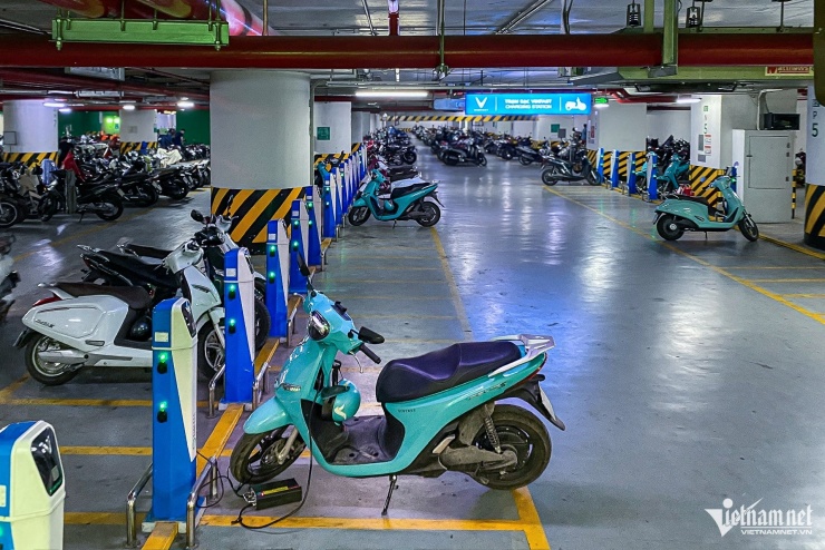 Người dân Hà Nội đang sạc xe điện tại chung cư, nhà riêng ra sao? - 1