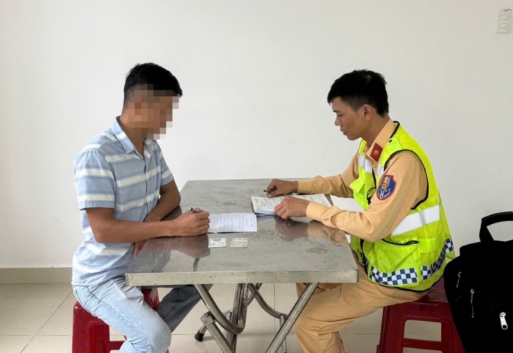 Cảnh sát làm việc với tài xế.