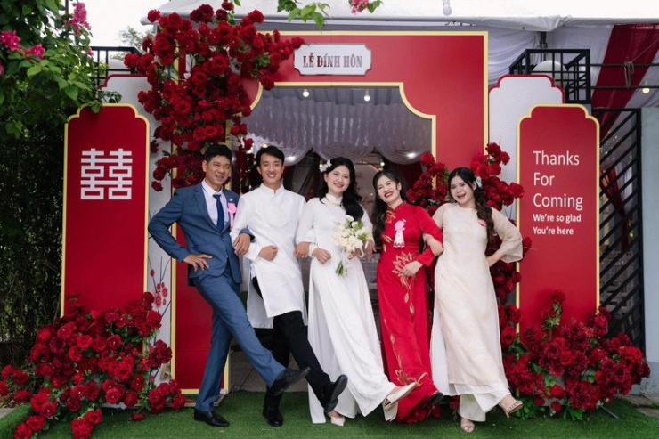 Chị Bảo Anh (áo dài đỏ) trong ngày vui của con gái