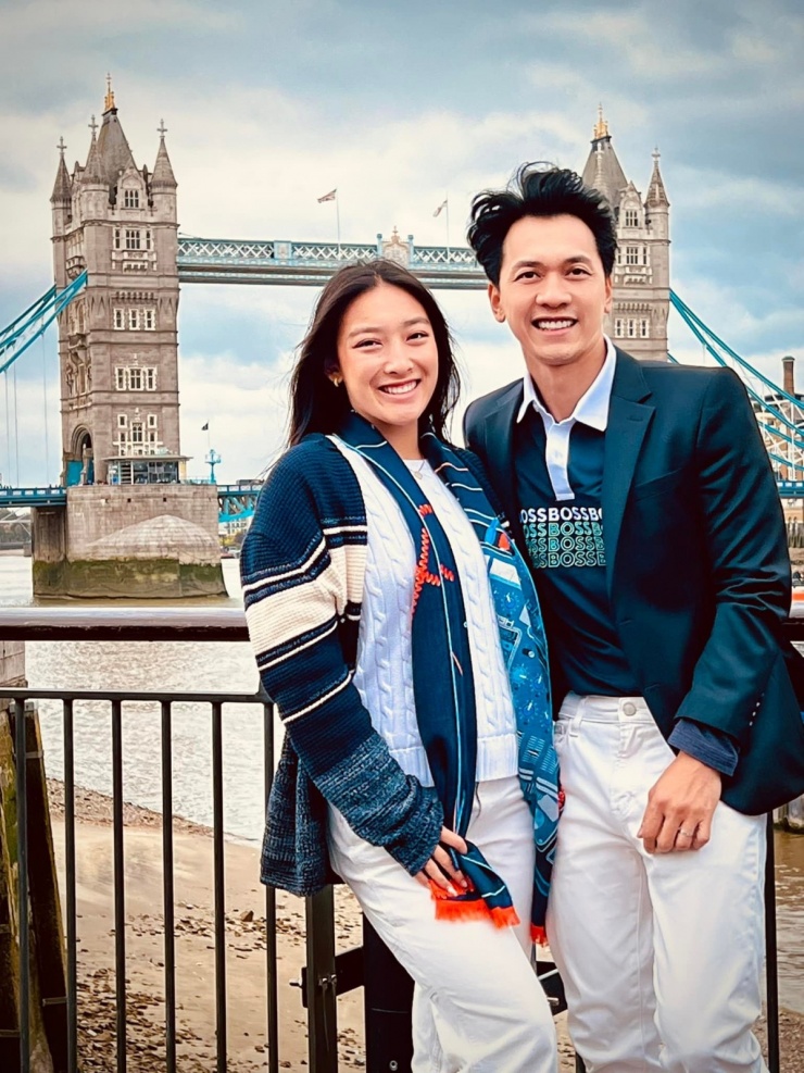 Angela Quỳnh Anh sinh năm 2003, được nhận xét thừa hưởng nhiều nét đẹp từ bố. Doanh nhân 47 tuổi hiếm khi chia sẻ thông tin về ái nữ, chỉ thỉnh thoảng cập nhật hình ảnh cô trên mạng xã hội.