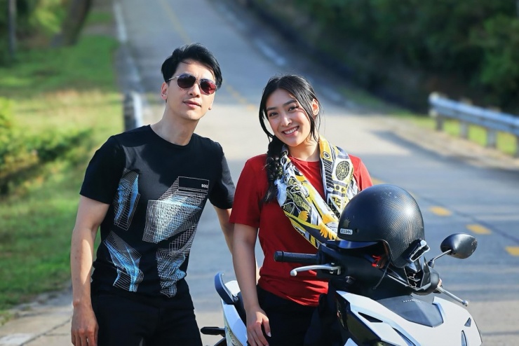 Đi phượt Măng Đen hồi tháng 8/2024, Angela Quỳnh Anh mặc áo thun tối giản và tạo điểm nhấn bằng khăn lụa Hermes in họa tiết bắt mắt, có giá 930 USD (24,5 triệu đồng).