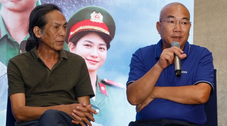 Đạo diễn Nguyễn Danh Dũng (phải) nói về kịch bản Có anh, nơi ấy bình yên.