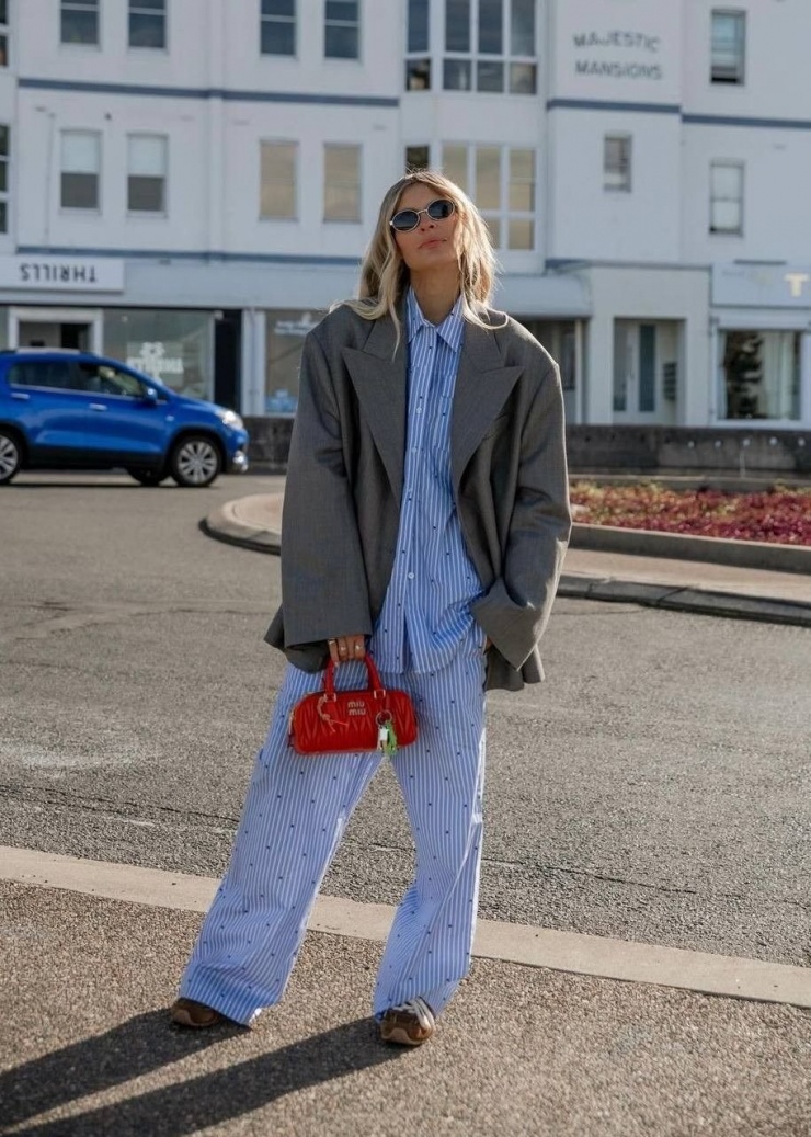 Bạn nên chọn trench coat, blazer, áo khoác vải tweed kiểu Chanel tông màu trung tính thay vì sặc sỡ.