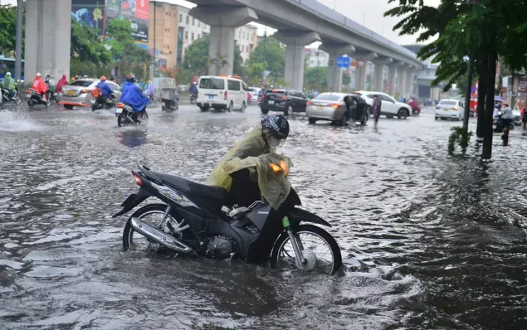 Nước ngập sau trận mưa lớn ở Hà Nội. Ảnh: Phi Hùng
