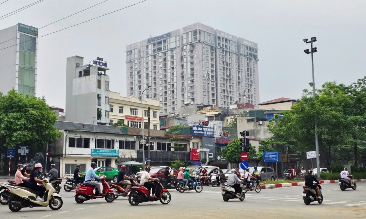 Người dân sinh sống tại một số chung cư trong khu vực vành đai 1 (Hà Nội) băn khoăn, nếu cấm xe máy xăng thì khi chuyển sang xe máy điện họ sẽ sạc pin ở đâu?