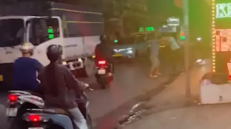 Trong lúc giằng co, tài xế xe tải đã cầm mỏ lết đánh vào đầu tài xế xe công nghệ. Ảnh cắt từ clip