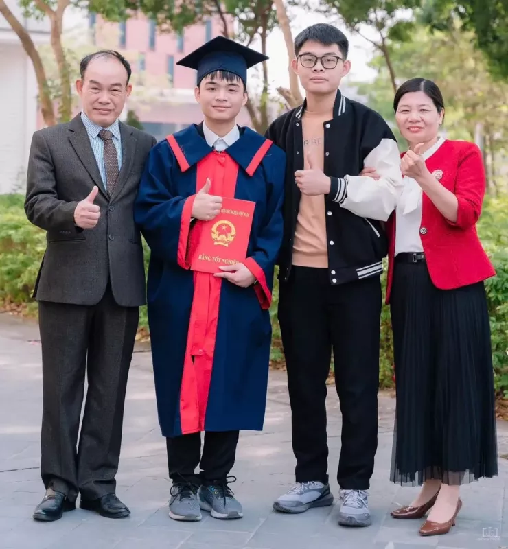 Thủ khoa khối A00 Bắc Ninh Nguyễn Quang Minh chụp ảnh cùng gia đình. Ảnh: NVCC