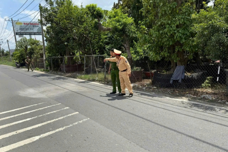 Đội CSGT An Sương và Công an xã Xuân Thới Sơn trích xuất camera quanh hiện trường để truy tìm người vẽ bậy. Ảnh: CSGT TPHCM.