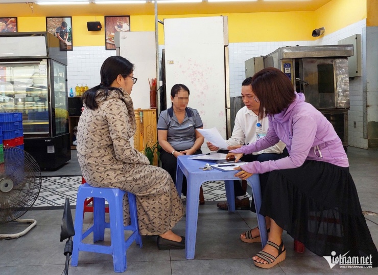  Cán bộ phường   có mặt tại cơ sở kiểm tra sau khi tiếp nhận thông tin phản ánh. Ảnh: Hồ Giáp  
