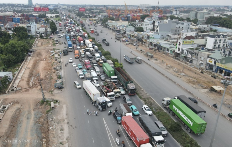 Dòng xe kẹt cứng ở cửa ngõ phía Đông TP HCM - 1