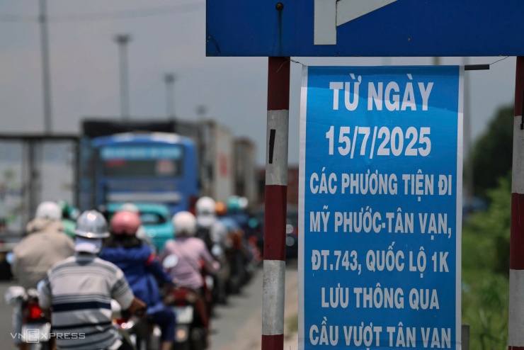 Từ sáng đến trưa 16/7, dòng xe nhích từng mét qua cửa ngõ phía đông TP HCM khu vực cầu Đồng Nai. Trên dọc tuyến đường, cơ quan chức năng treo thông báo đóng đường ĐT 743 và lộ trình di chuyển thay thế khi qua nút giao Tân Vạn.