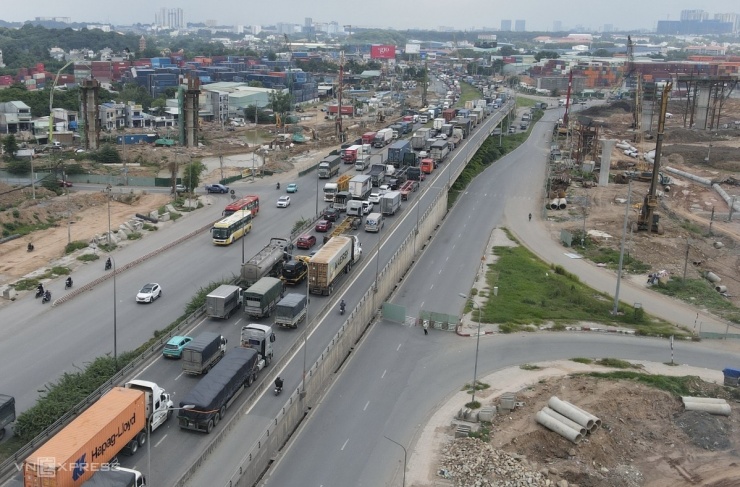  Nguyên nhân là tỉnh lộ 743 qua TP HCM bị đóng đường để phục vụ thi công nút giao Tân Vạn (Vành đai 3 TP HCM) từ ngày  15/7. Đây là nút giao quan trọng trên tuyến Vành đai 3, dự kiến thông xe vào năm sau.  