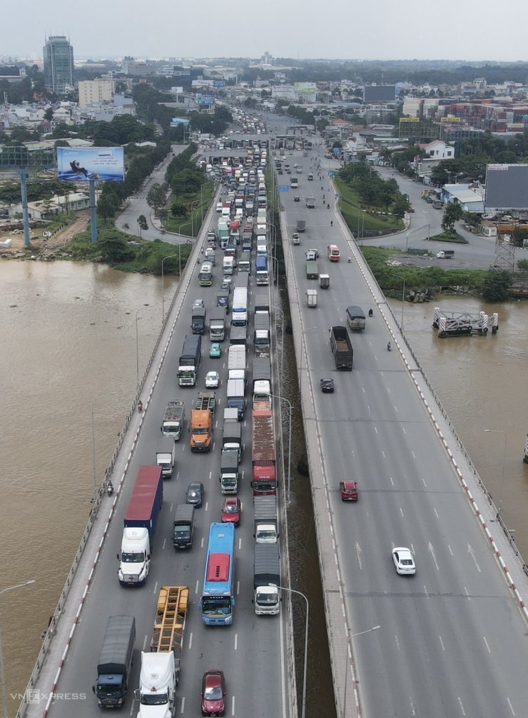 Cầu Đồng Nai kẹt kéo dài nhiều km, các xe nhích từng chút qua cầu.