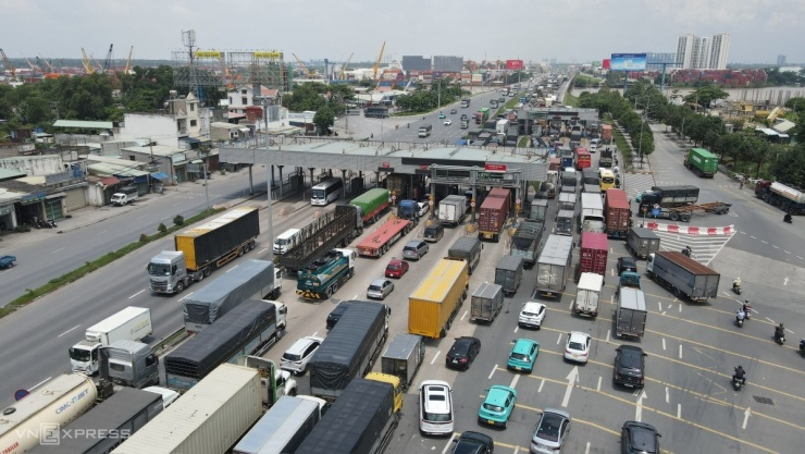Xe đổ về đoạn "nút cổ chai" ở Trạm thu phí cũ bên cầu Đồng Nai thuộc phường Trấn Biên, Đồng Nai.