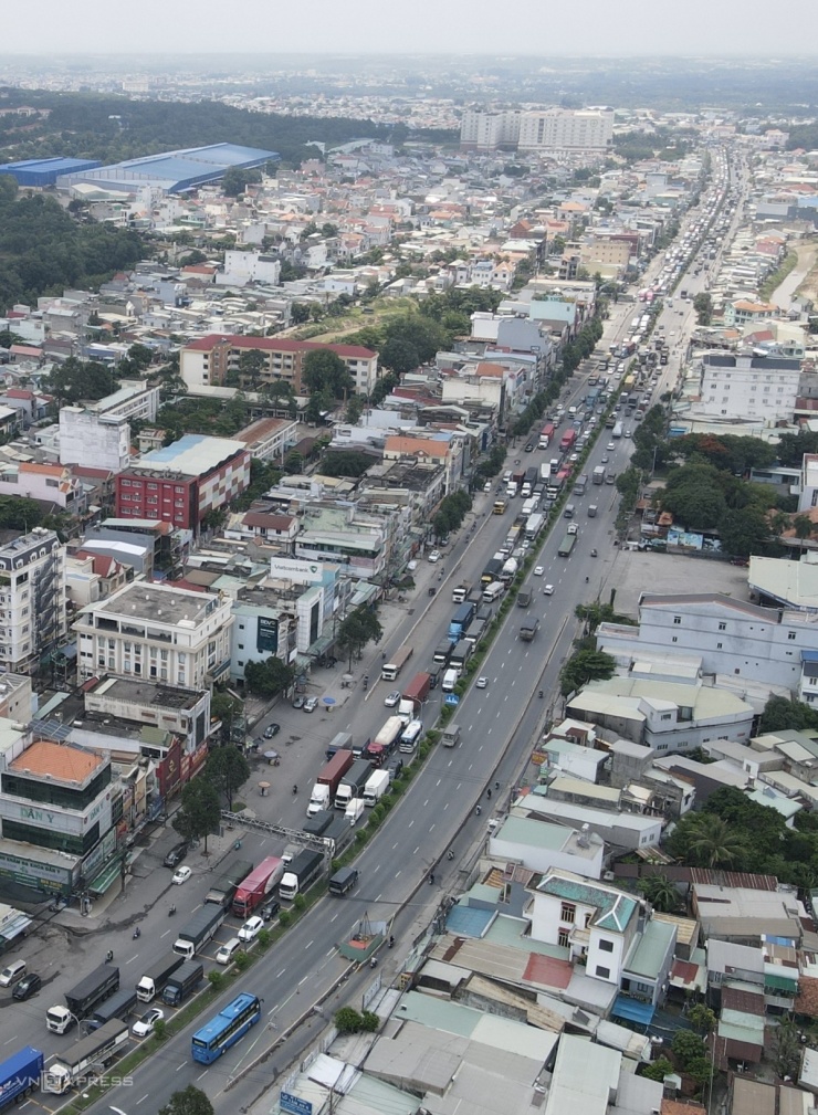 Ngoài quốc lộ 1A, dòng xe kẹt cứng kéo dài gần 5 km trên quốc lộ 51 đoạn qua phường Long Hưng, Đồng Nai.