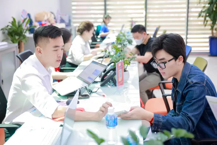 Thí sinh tìm hiểu thông tin tuyển sinh tại Trường ĐH Kinh tế - Tài chính TP.HCM (UEF). Ảnh: NT