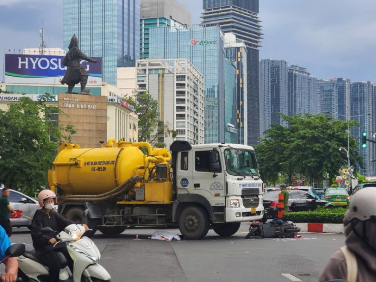 Hiện trường vụ xe bồn chở chất thải cán chết người ở vòng xoay Công trường Mê Linh.