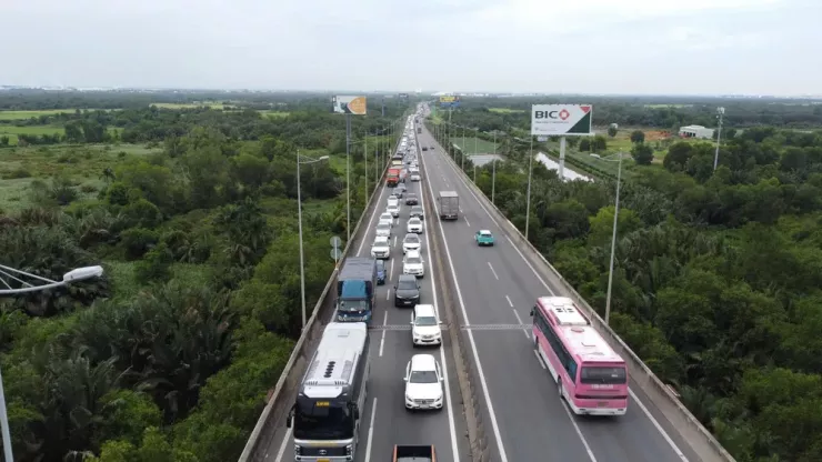 Hàng trăm xe nối đuôi nhau di chuyển nhích từng chút một trên cao tốc TP.HCM - Long Thành - Dầu Giây. Ảnh: PHẠM HẢI