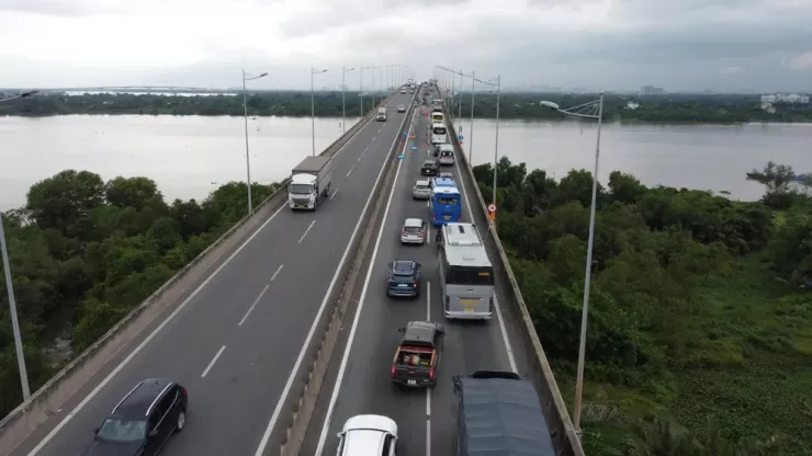 Một làn đường trên cầu Long Thành bị rào chắn, khiến mặt đường bị thu hẹp, giao thông bị dồn ứ. Ảnh: PHẠM HẢI