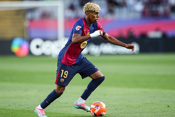 Mãn nhãn Yamal làm xiếc với trái bóng, khiến Lewandowski - Gavi "bẽ mặt"