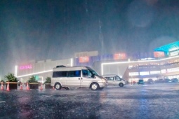 Gia đình Hà Nội du lịch hè trên 'nhà di động', kể trải nghiệm đón bão nhớ đời
