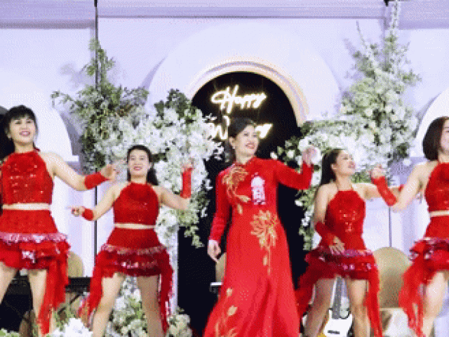 Mẹ cô dâu ở Quảng Trị mặc áo dài nhảy dân vũ 'cực sung' gây sốt mạng