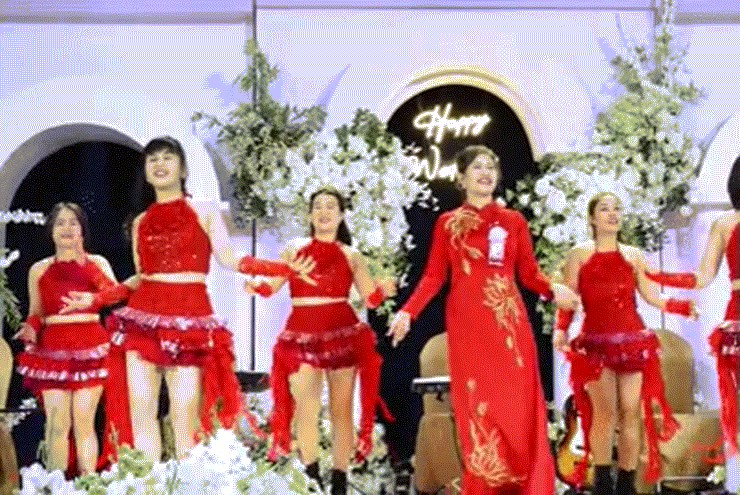 Mẹ cô dâu ở Quảng Trị mặc áo dài nhảy dân vũ  ' cực sung '  gây sốt mạng