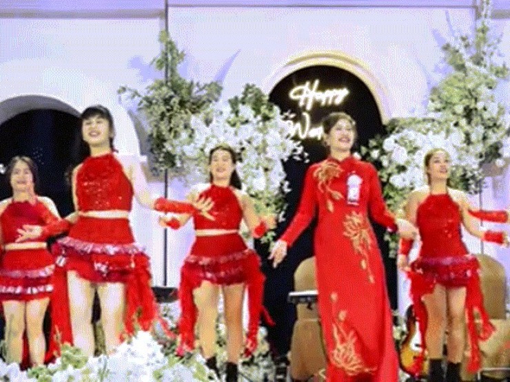 Mẹ cô dâu ở Quảng Trị mặc áo dài nhảy dân vũ 'cực sung' gây sốt mạng