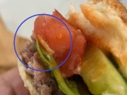 Dòi lúc nhúc trong bánh hamburger ăn dở, người dân phát hoảng