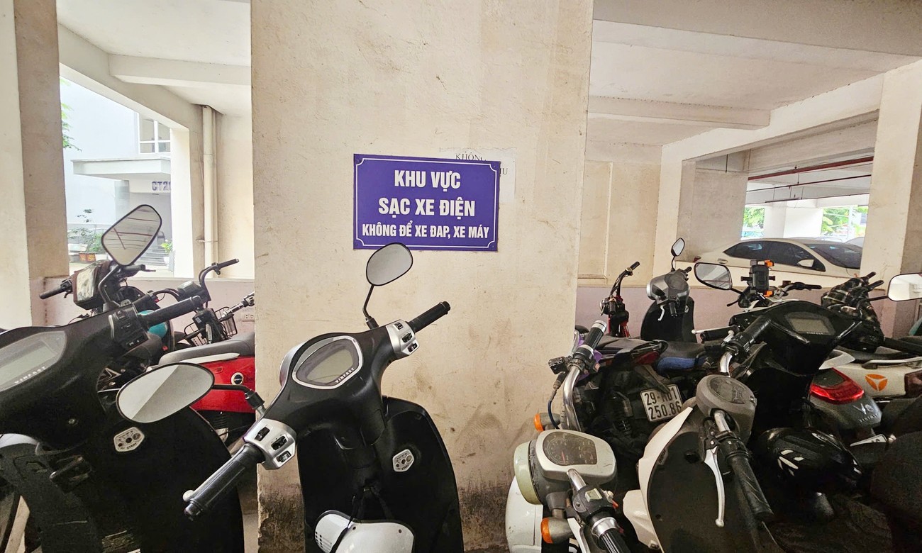 Hà Nội cấm xe máy xăng từ vành đai 1: Dân chung cư sạc xe điện ở đâu? - 1