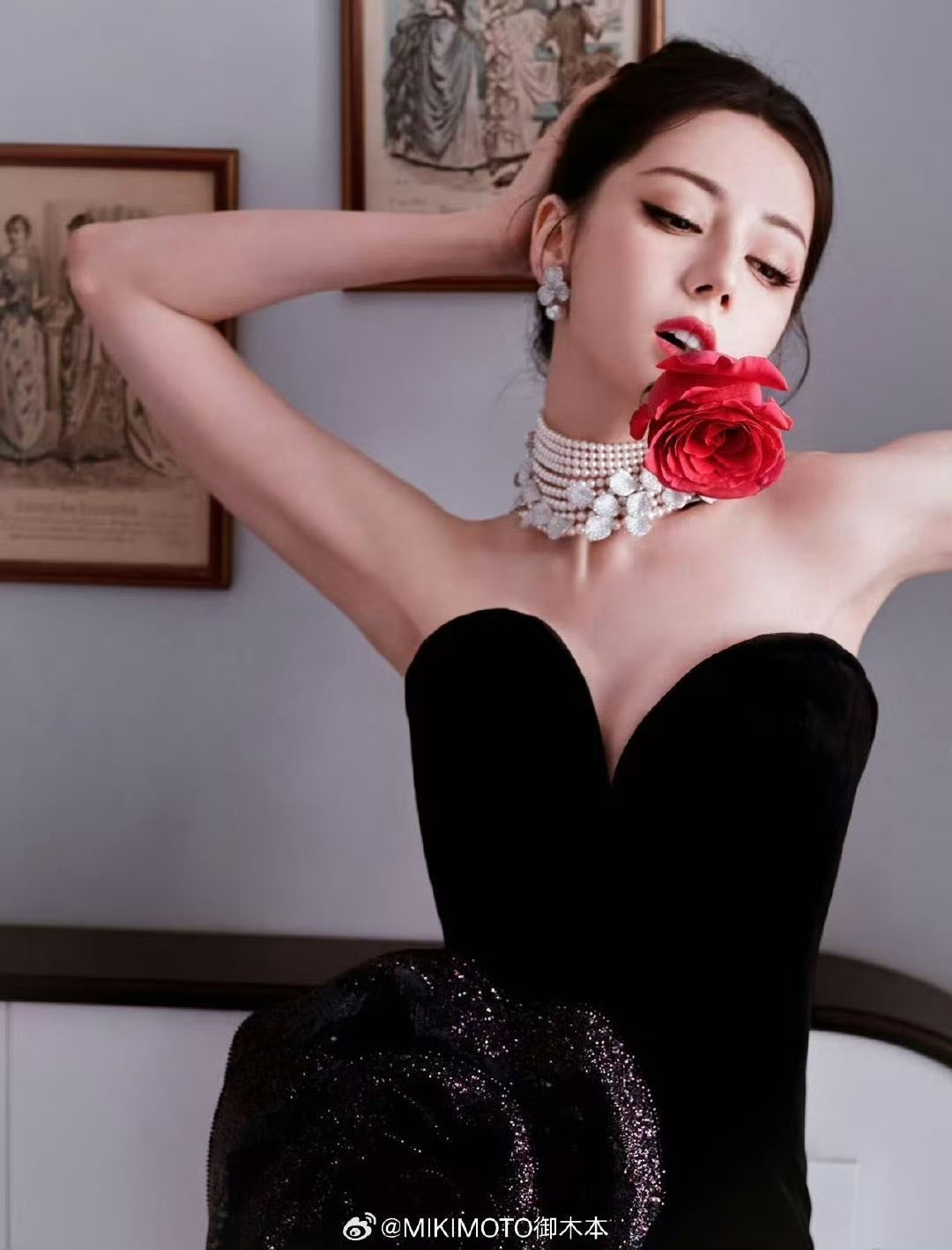 Địch Lệ Nhiệt Ba bao năm vẫn gây tranh cãi vì "muốn mặc đẹp nhưng lại ngại"? - 1