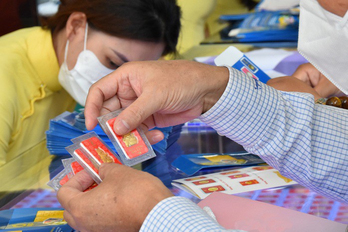 Giá vàng hôm nay thị trường quốc tế lao xuống dốc