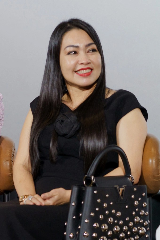 Ngoài 'Đất phương Nam', Thúy Loan còn được chú ý với vai Út Mơ trong 'Chim phóng sinh', đoạt giải Nữ diễn viên chính xuất sắc tại Liên hoan phim truyền hình toàn quốc 1998. Từ đầu thập niên 2000, chị dành thời gian nuôi ba con, phát triển công việc riêng nên gác lại các lời mời diễn xuất. Thúy Loan cho biết ở tuổi U50 chị có cuộc sống viên mãn, các con đều trưởng thành, xây dựng sự nghiệp riêng. Con gái lớn của chị hiện sống ở Mỹ, con trai theo nghề phi công, con gái út học lớp 10. Ảnh chụp Thúy Loan năm 2023, khi tham dự một buổi hội ngộ bạn bè, đồng nghiệp cũ tại TP HCM.