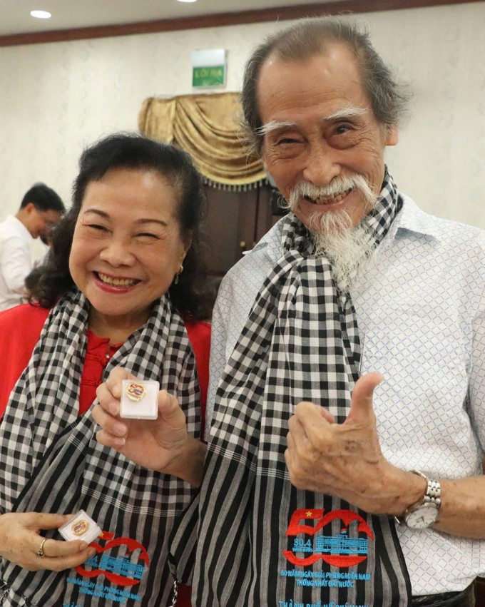 Nghệ sĩ Mạnh Dung hiện 86 tuổi, sống bình yên bên bà xã - nghệ sĩ Thanh Dậu. Chuyện tình 60 năm của cặp nghệ sĩ khiến nhiều người ngưỡng mộ. Sau hàng chục năm gắn bó với nghiệp diễn, nghệ sĩ Mạnh Dung vẫn năng nổ tham gia các dự án truyền hình lẫn điện ảnh. Năm 2024, ông đảm nhận một vai phụ trong 'Lật mặt 7' của đạo diễn Lý Hải, gây xúc động với nhân vật người cha mắc bệnh Alzheimer song vẫn nhớ đến người vợ quá cố. Trong ảnh, Mạnh Dung bên bà xã Thanh Dậu dịp kỷ niệm 50 năm thống nhất đất nước, cuối tháng 4/2025.