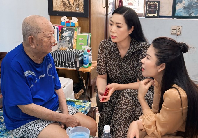 Nghệ sĩ Mạc Can hiện sống tại Trung tâm dưỡng lão Thị Nghè (phường Bình Thạnh, TP HCM). Trước đó, ông từng ở nhà trọ vài mét vuông tại Bình Tân, giá thuê 2,4 triệu đồng mỗi tháng. Hiện Mạc Can không còn đóng phim, chủ yếu viết các đầu sách, kịch bản và trang trải sinh hoạt nhờ các nguồn hỗ trợ từ nhà hảo tâm. Trong ảnh, tháng 4/2025 diễn viên Trịnh Kim Chi cùng một người bạn đến Trung tâm dưỡng lão Thị Nghè thăm nghệ sĩ Mạc Can.