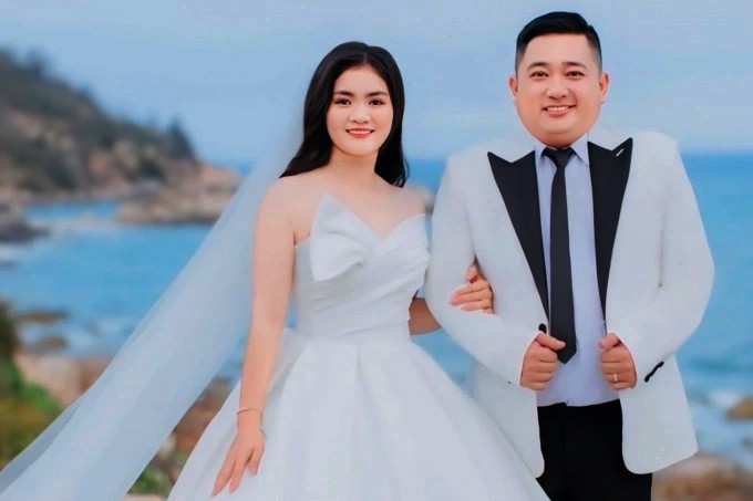 Diễn viên một lần đổ vỡ hôn nhân. Anh tổ chức đám cưới với người vợ thứ hai kém 10 tuổi, năm 2024. Tuy nhiên, hôm 13/7, Phùng Ngọc nói anh và vợ đã chia tay. Hiện diễn viên ở trọ một mình tại TP HCM, còn vợ quay về quê nhà Gia Lai (Bình Định cũ). Phùng Ngọc cho biết anh đang cùng một người em bán đồ khô, mặt hàng chủ yếu là khô cá đuối.. 'Tôi tập làm kinh doanh. Cuộc sống còn chật vật, có nhiều lúc mệt mỏi, tôi chỉ biết ra ngoài, đi dạo cho khuây khỏa đầu óc', anh nói. Diễn viên tự ti về ngoại hình, cho rằng phom người không chuẩn nên khó có cơ hội phát triển ở lĩnh vực nghệ thuật. Hiện, anh viết kịch bản và đóng các video diễn xuất ngắn đăng mạng xã hội, để phần nào đỡ nhớ nghề diễn. Phùng Ngọc chủ yếu tự quay bằng điện thoại, không tìm được êkíp hỗ trợ ghi hình nên chưa làm được nhiều sản phẩm như mong muốn.