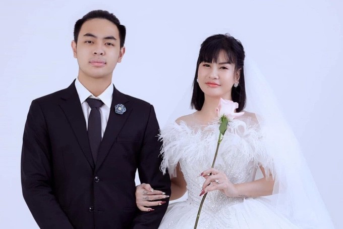 Sau 'Đất phương Nam', Cát Phượng dần chuyển hướng sang lĩnh vực hài kịch, trở thành cây hài kỳ cựu, diễn chung cùng Hoài Linh, Chí Tài, Nhật Cường một thời gian dài, đồng thời làm sản xuất nhiều liveshow cho các nghệ sĩ. Diễn viên từng kết hôn với đồng nghiệp Thái Hòa, có một con trai tên Bom. Sau ly hôn, Cát Phượng làm mẹ đơn thân. Chị từng có mối tình lâu năm với bạn trai kém tuổi Kiều Minh Tuấn nhưng cả hai chia tay năm 2022. Trong ảnh, Cát Phượng bên con trai đã trưởng thành, đang là sinh viên đại học. Ở tuổi U60 'Tư Mắm' vẫn được nhiều khán giả khen trẻ đẹp.