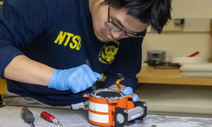 Hộp đen máy bay thực chất có màu cam. Ảnh: NTSB
