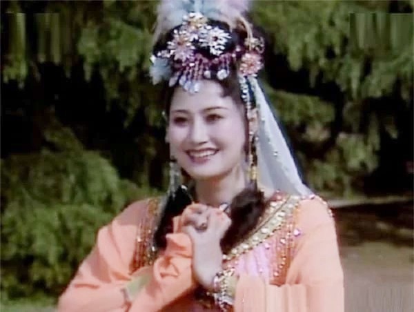 Chiêm Bình Bình vai Kim Thánh nương nương.