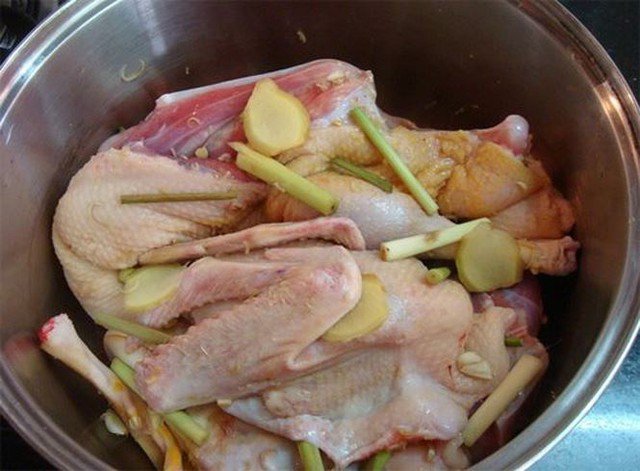 Cho vịt đã chặt vào một thau lớn, thêm các gia vị nêm, muối, đường, tiêu và gừng vào ướp chung với vịt.