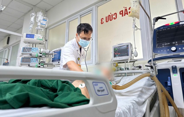 Bệnh nhân nhiễm khuẩn nặng sau mũi tiêm khớp tại phòng khám tư. Ảnh: BVCC.