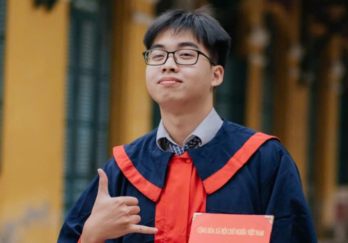 Nguyễn Việt Hưng trong bộ kỷ yếu tốt nghiệp. Ảnh: Nhân vật cung cấp