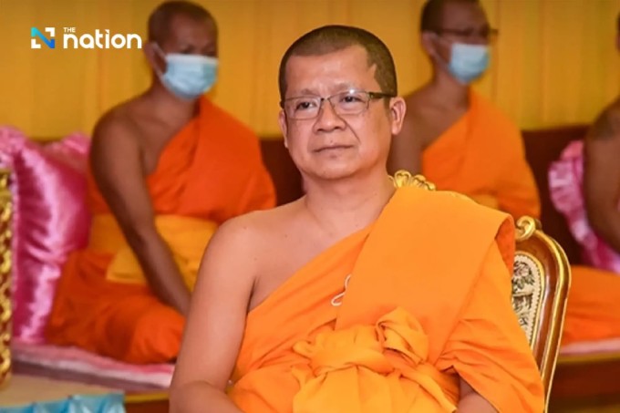 Sư Wachirapamok, trụ trì chùa Wat Tri Thotsathep Worawihan ở Bangkok, Thái Lan. Ảnh: Nation