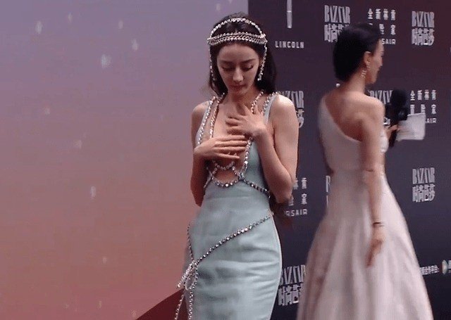 Địch Lệ Nhiệt Ba bao năm vẫn gây tranh cãi vì "muốn mặc đẹp nhưng lại ngại"? - 11