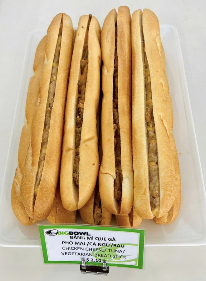 Hình ảnh các sản phẩm bánh mì tại Bigbowl và hình ảnh bánh mì có giá 2,1 USD tại BigBowl