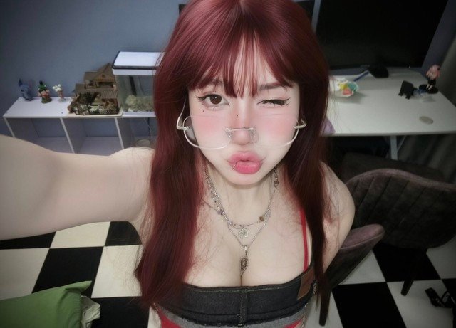 Khác với hình ảnh giản dị thường thấy khi "cày game", Mai Anh trong những bức ảnh mới đã "biến hóa" đầy táo bạo và quyến rũ.