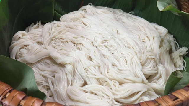 Những loại bún để được 2 - 3 ngày, không mùi, khi nhai không cảm thấy vị gạo đặc trưng, cần đặc biệt cảnh giác. Ảnh minh hoạ.